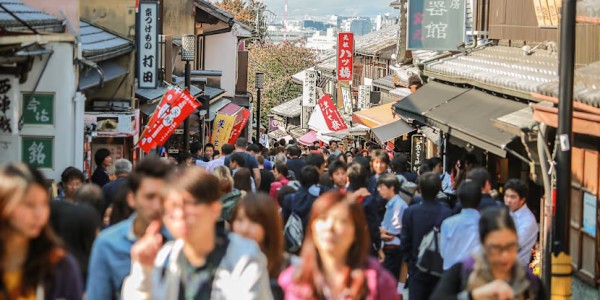 bob半岛体育-赴日中国游客骤减45%，日本转靠欧美游客填补缺口：破4000万大关