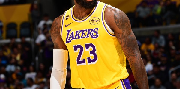 bob半岛体育登录入口-末节连中续命球仍惨败！41岁勒布朗沮丧直接回更衣室：空砍29+9+6