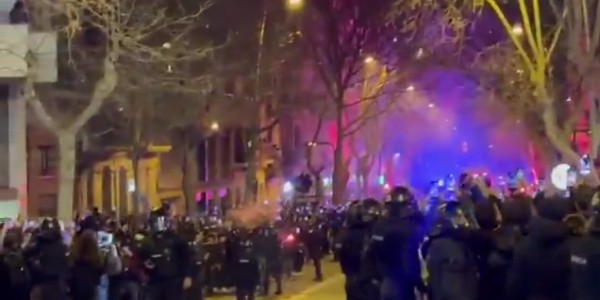 科贝：马竞大巴遭巴萨极端球迷投掷物品袭击，导致车窗破裂